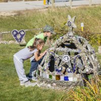 Young visitors examine the details of the "Crown of Righteousness" sculpture.